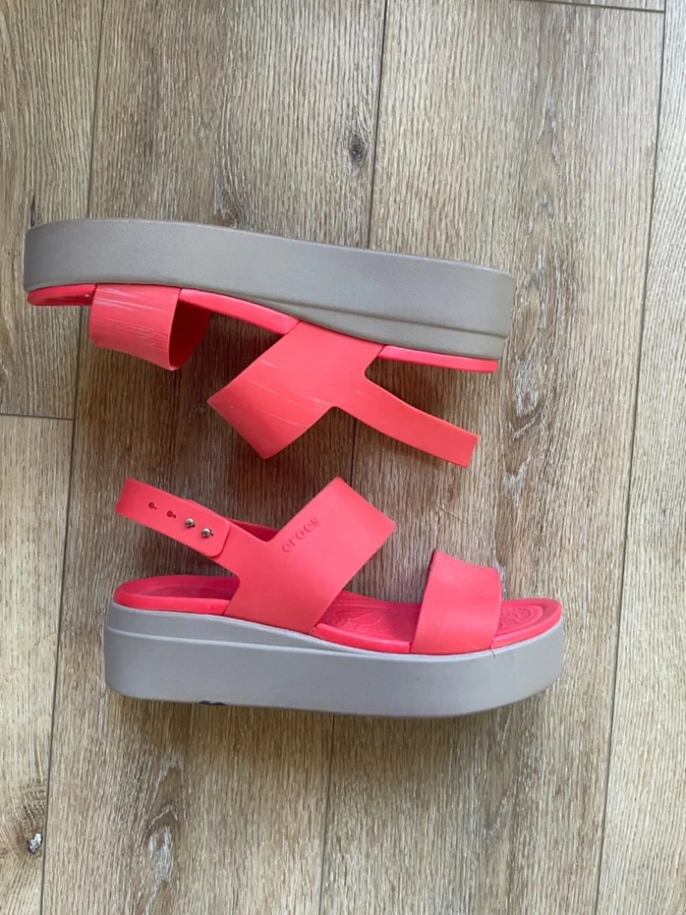 Crocs Brooklyn Low Platform Sandals Red Coral Womens Size 10